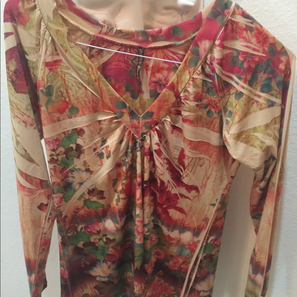 Gorgeous V-neck ladies top size M
